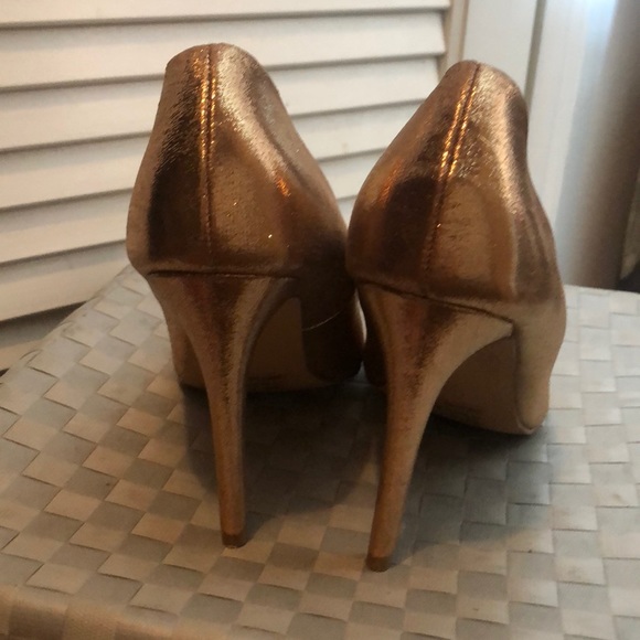 Gold/ Rose Gold size 8 metallic like heels - Picture 4 of 5